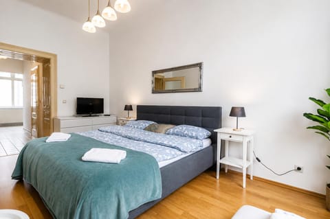 Property building, Bed, TV and multimedia, Bedroom