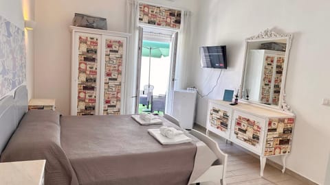 Bed, TV and multimedia, Bedroom