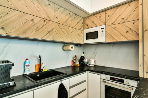 Coffee/tea facilities, Kitchen or kitchenette, microwave, oven, stove