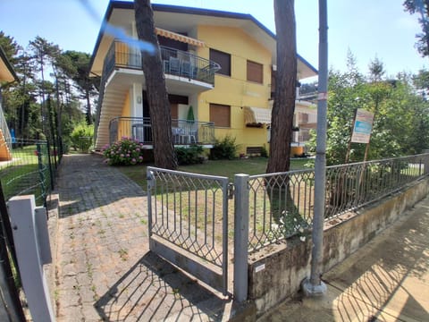 Property building, Spring, Day, Garden, View (from property/room), Balcony/Terrace, Garden view