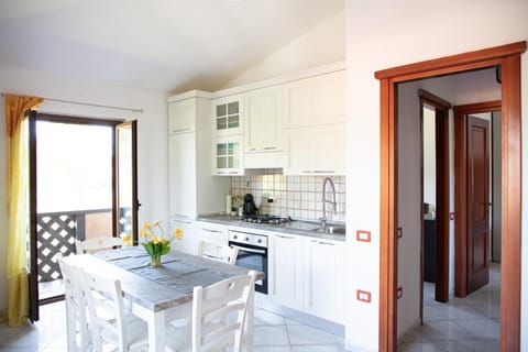 Kitchen or kitchenette, Dining area, pet friendly