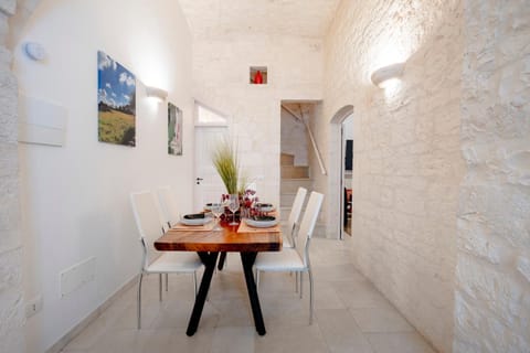 Living room, Seating area, Dining area, Lunch