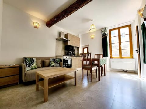 Kitchen or kitchenette, Living room