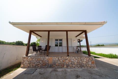 Property building, Patio, Day, Natural landscape, Balcony/Terrace