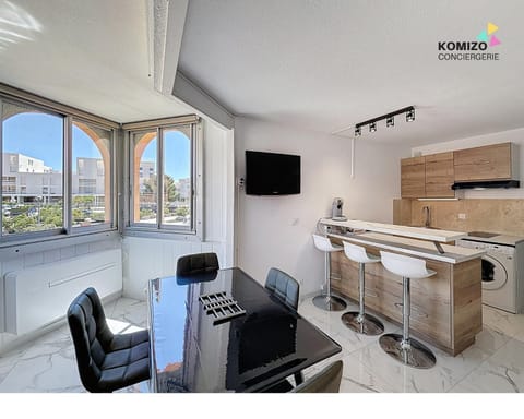 Communal lounge/ TV room, Kitchen or kitchenette, Living room, Seating area, Dining area