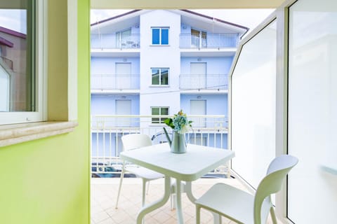View (from property/room), Balcony/Terrace, Dining area