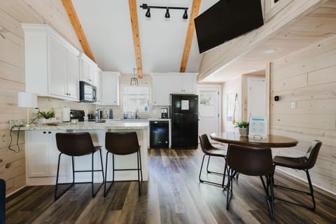 Cozy Lakeside Escape near Hot Springs House in Piney