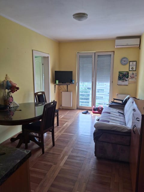 Bed, TV and multimedia, Living room, Photo of the whole room, Seating area, air conditioner