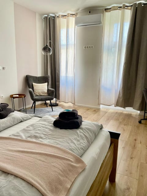 Bed, Photo of the whole room, Seating area, Bedroom, towels