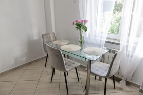 Kitchen or kitchenette, Dining area, kitchen