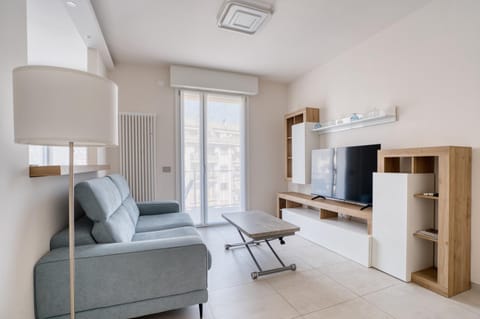 TV and multimedia, Living room, Seating area, air conditioner