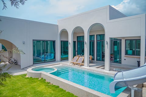 Property building, Patio, Day, Natural landscape, Pool view, Swimming pool, sunbed