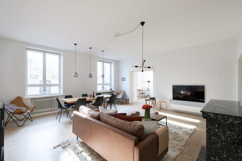 TV and multimedia, Living room, Seating area, Evening entertainment