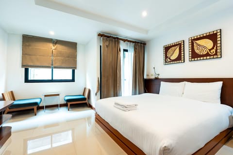 Bed, Photo of the whole room, Seating area, Bedroom