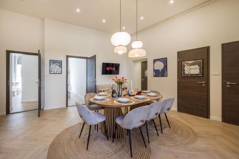 Seating area, Dining area