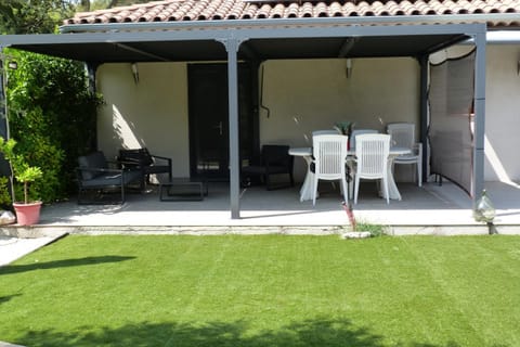 Patio, Garden, Living room, Dining area