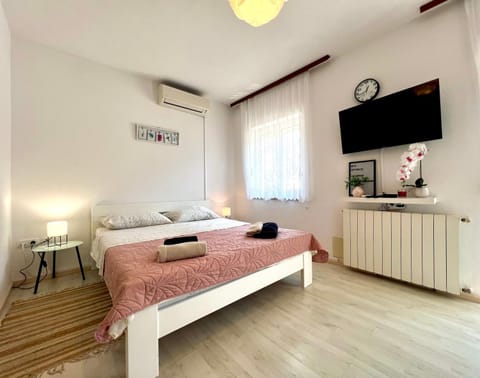 Bed, TV and multimedia, air conditioner