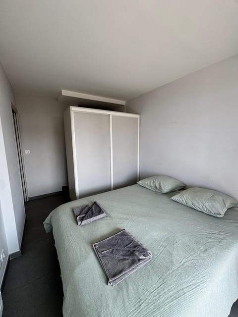 Bed, Photo of the whole room, Bedroom, towels, wardrobe