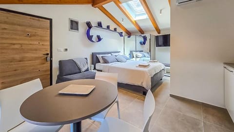 Bed, Living room, Photo of the whole room, Seating area, Dining area, Bedroom, air conditioner