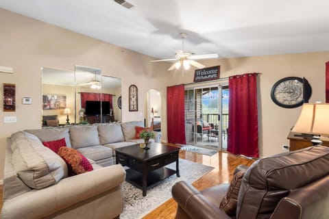 Home on the Golf Range - Holiday Hills Branson Golf Resort Outdoor Pools House in Hollister