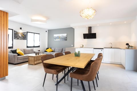 Kitchen or kitchenette, Living room, Seating area