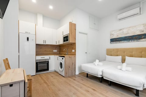 Bed, Kitchen or kitchenette, Dining area