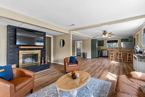 TV and multimedia, Living room, Seating area, fireplace