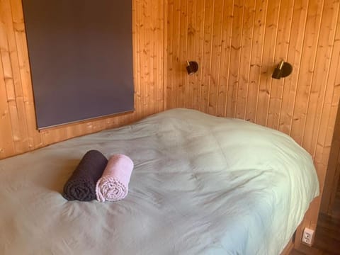 La Feuille - Cabane isolée avec vue sur étang, terrasse privée & pêche Chalet in Switzerland