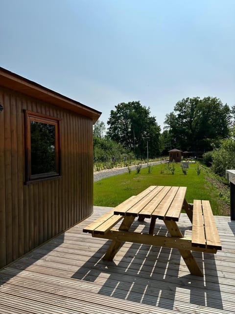 La Feuille - Cabane isolée avec vue sur étang, terrasse privée & pêche Chalet in Switzerland