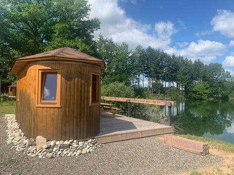 La Feuille - Cabane isolée avec vue sur étang, terrasse privée & pêche Chalet in Switzerland