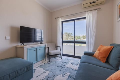 TV and multimedia, Living room, Seating area, air conditioner