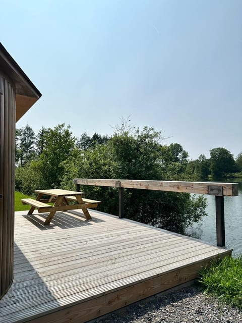 Le Gland - Cabane isolée au bord de l'eau & pêche Chalet in Switzerland
