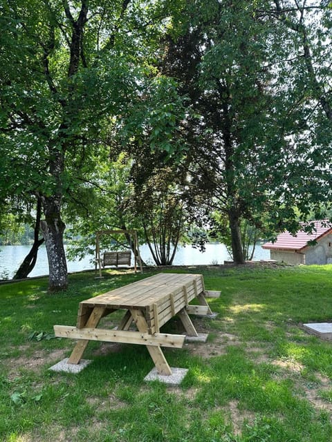 Le Gland - Cabane isolée au bord de l'eau & pêche Chalet in Switzerland