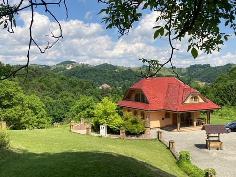 Property building, Natural landscape, Garden, Garden, Mountain view