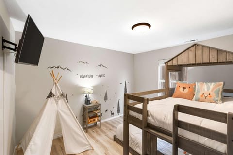 Woodlands Getaway - The Very Best of Branson! Downstairs unit - 17 stairs House in Branson