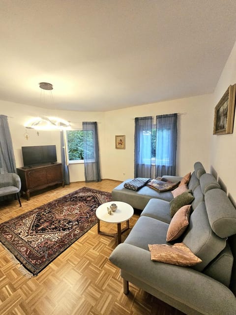 Communal lounge/ TV room, TV and multimedia, Living room, Seating area, Evening entertainment