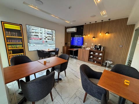 Communal lounge/ TV room, TV and multimedia, Coffee/tea facilities, Kitchen or kitchenette, Seating area