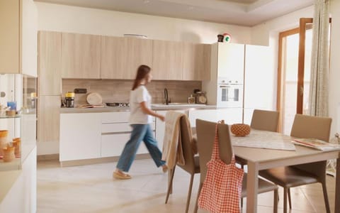 Coffee/tea facilities, Kitchen or kitchenette, Dining area, group of guests, dishwasher, stove
