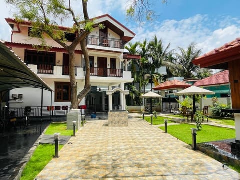 Property building, Garden, Balcony/Terrace