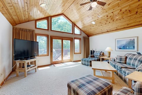 Fountain View Between Holes 1 & 2 Apartment in Castle Rock Lake