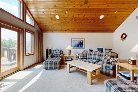 Fountain View Between Holes 1 & 2 Apartment in Castle Rock Lake