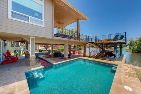 Luxurious Retreat on Lake LBJ Pool, Hot Tub, Dock House in Granite Shoals