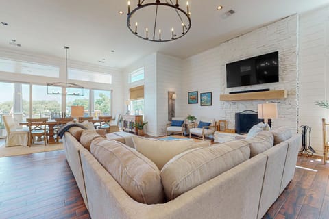 Luxurious Retreat on Lake LBJ Pool, Hot Tub, Dock House in Granite Shoals