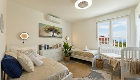 Bed, Photo of the whole room, Bedroom, air conditioner