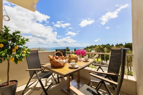 Patio, Living room, Food and drinks, Seating area, Sea view