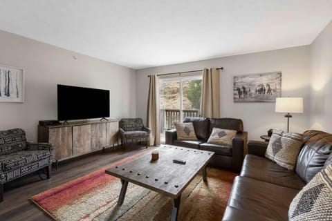 Urban Farmhouse - Refreshing Pool House in Branson