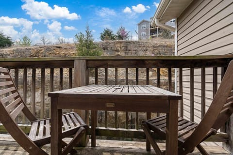 Urban Farmhouse - Refreshing Pool House in Branson