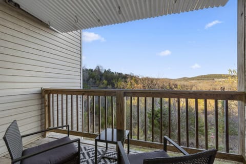 New Listing Vineyard Valley Views - Balcony House in Branson