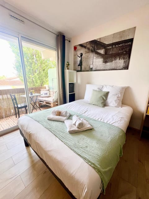 Bed, towels