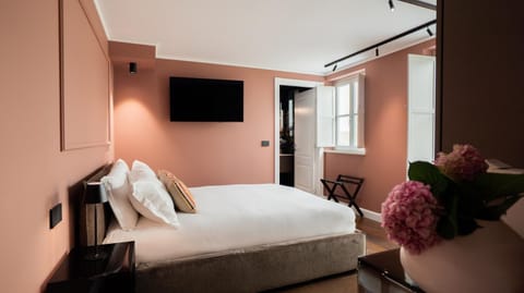 Bed, TV and multimedia, Photo of the whole room, Bedroom